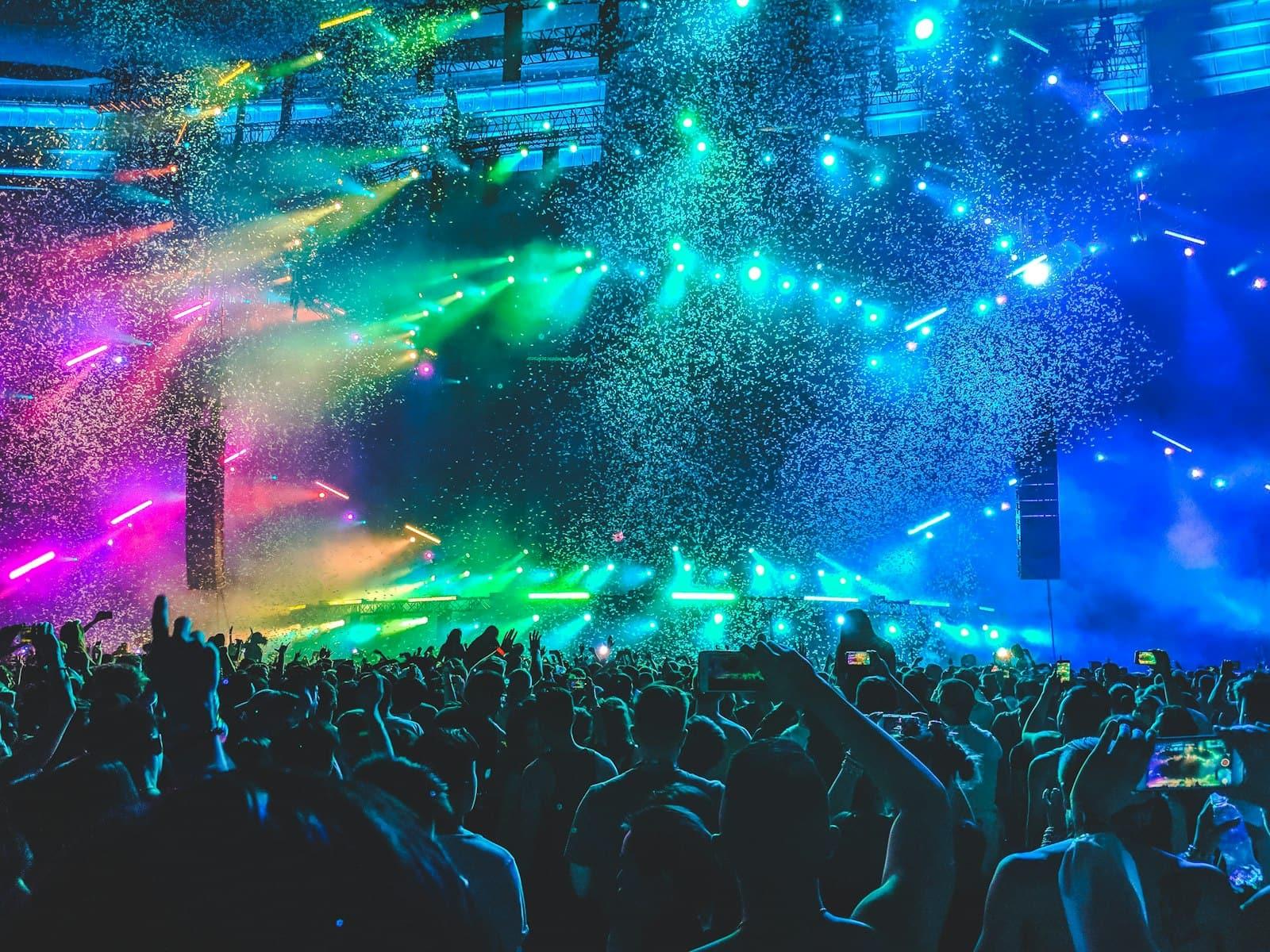 Recital con papelitos y luces de colores sobre el público